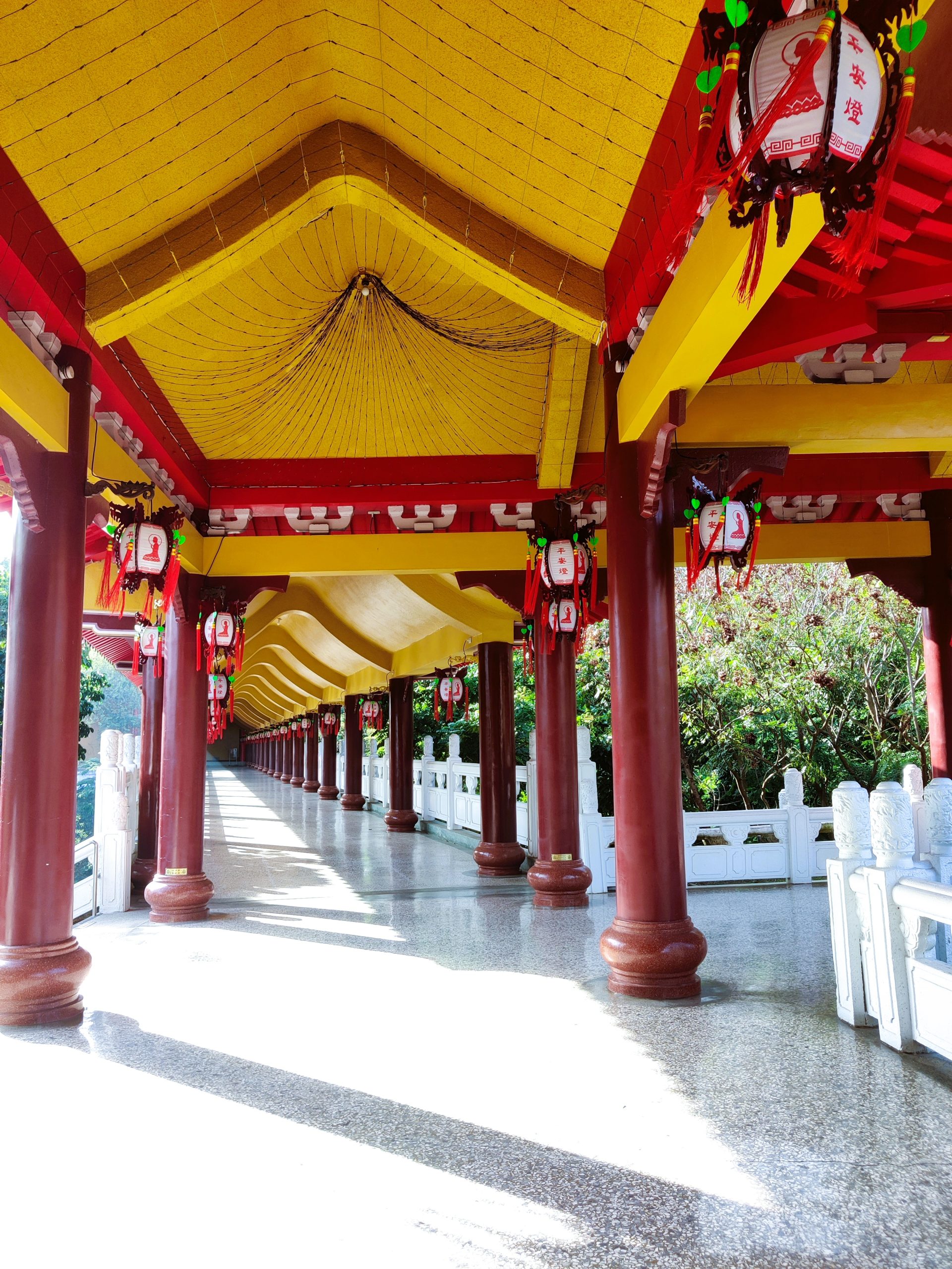Lanterns and walkway in Fo Guang Shan