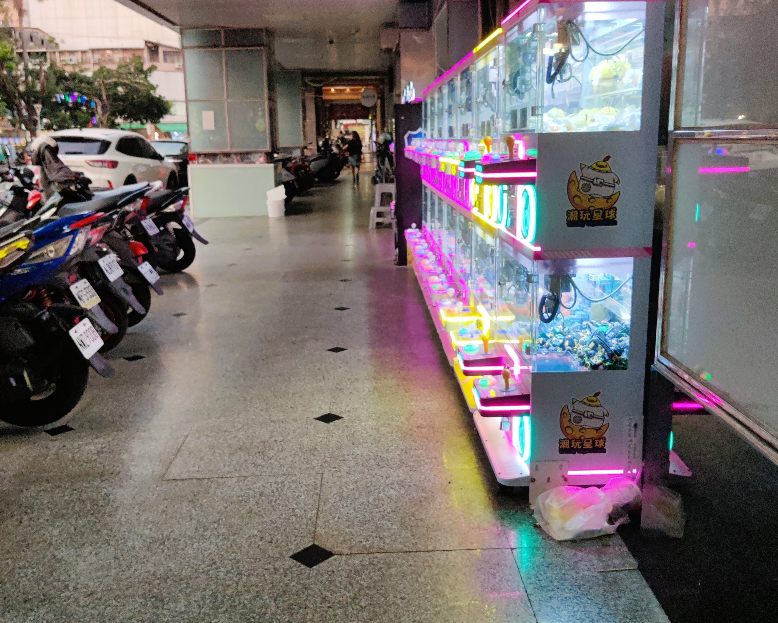 Covered sidewalks - Insolite in Taiwan