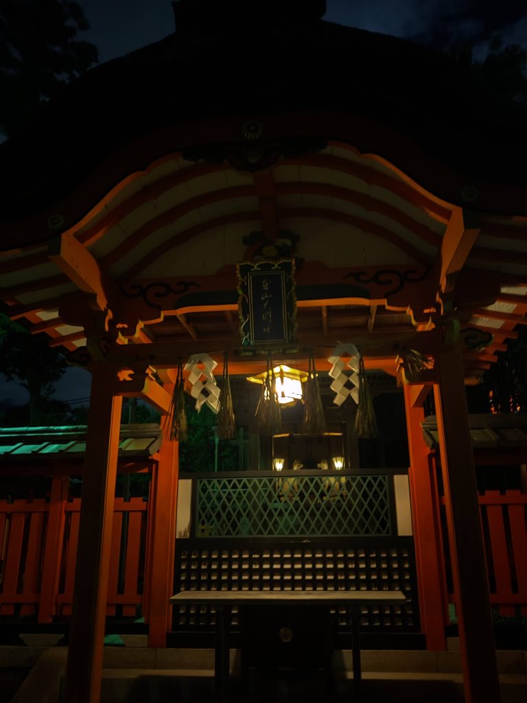 Visit of a shrine in Kyoto at night