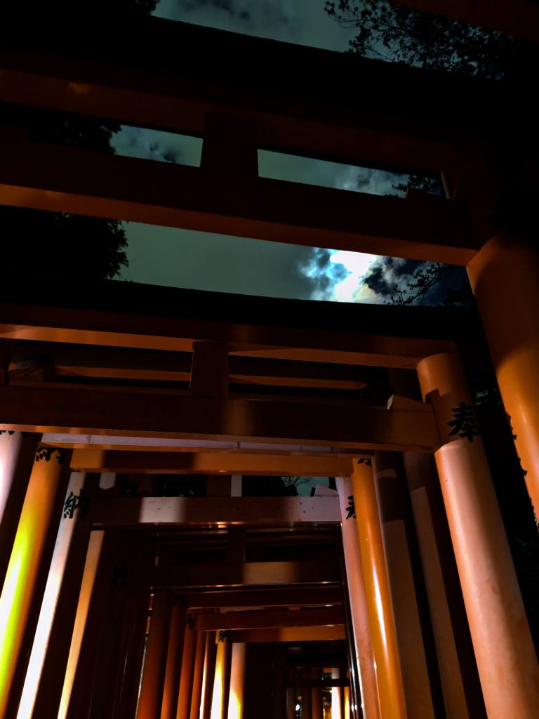 Fushimi Inari Taisha shrine - visit after sunset