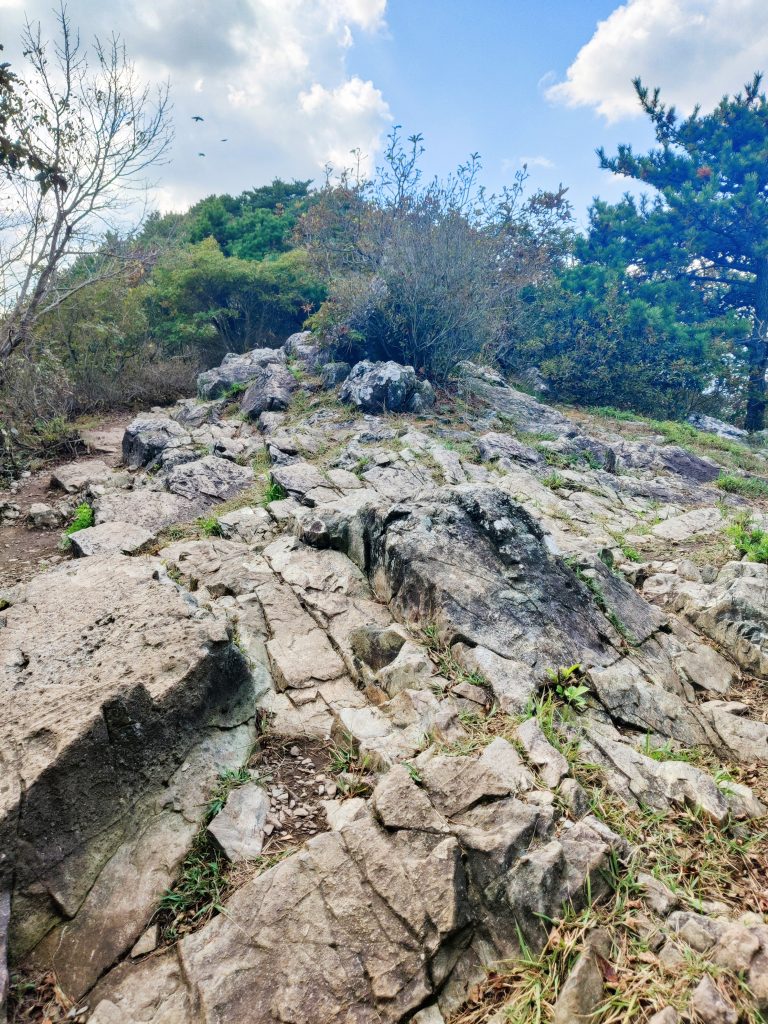 Sharp rocks on the way to the top of Seunghaksan
