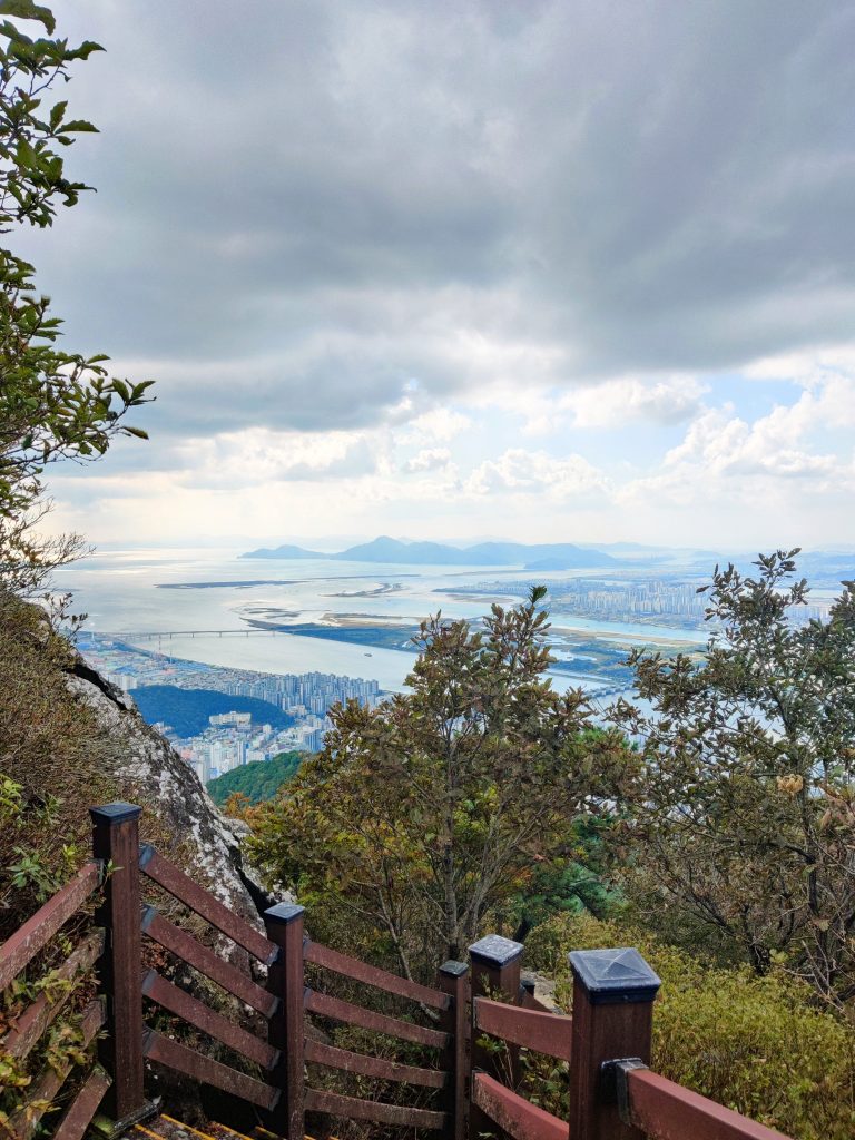 Path down the mountain - Seunghaksan hike