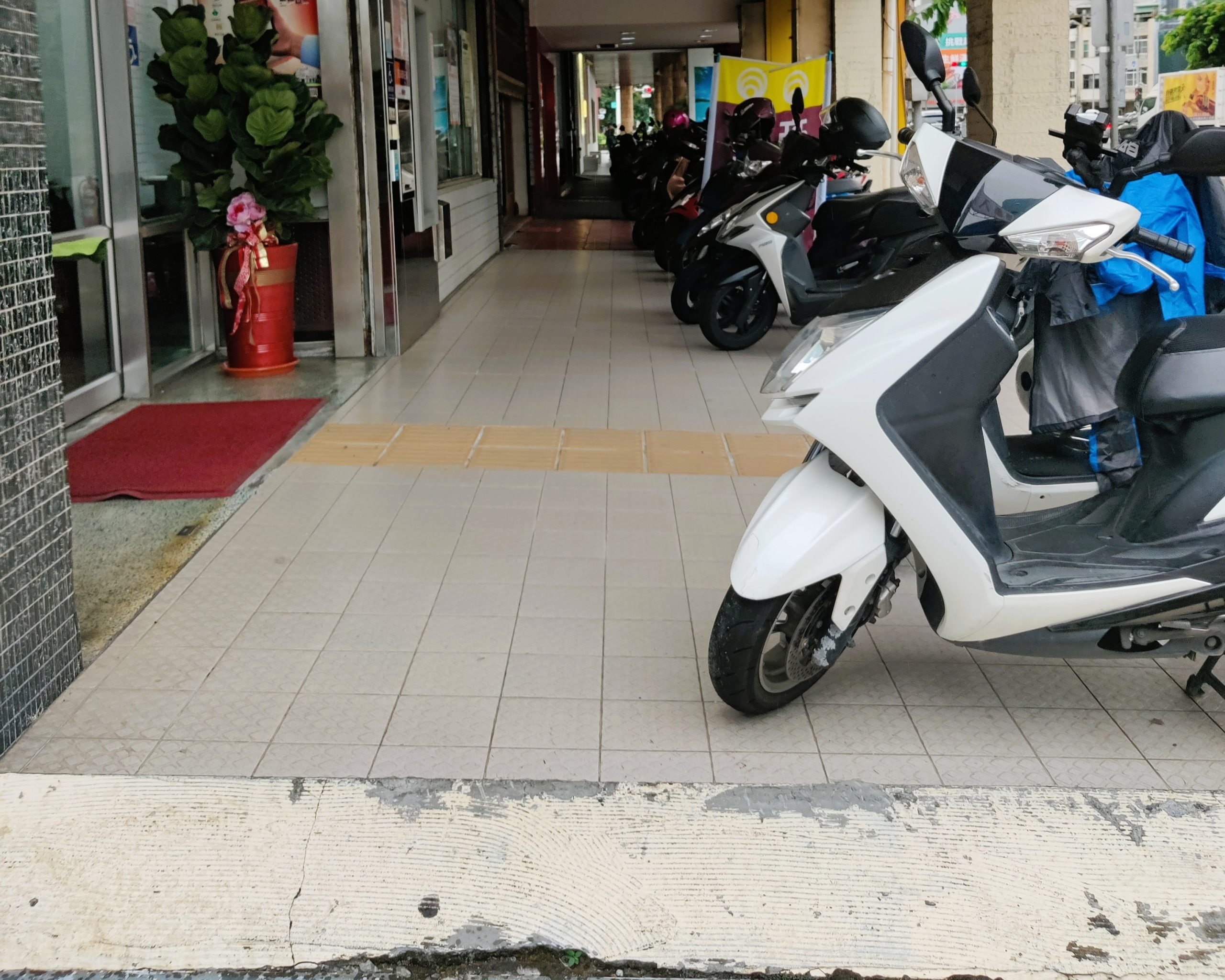 Uneven sidewalk - Taiwan insolite