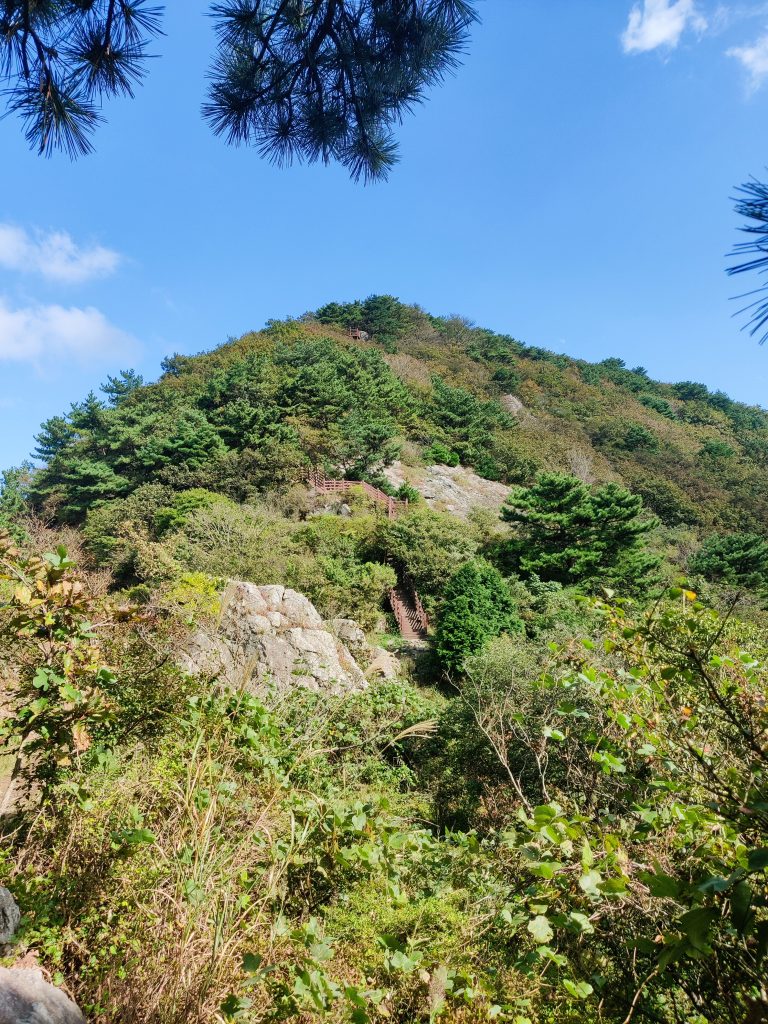 View of the peak of Seunghaksan from below