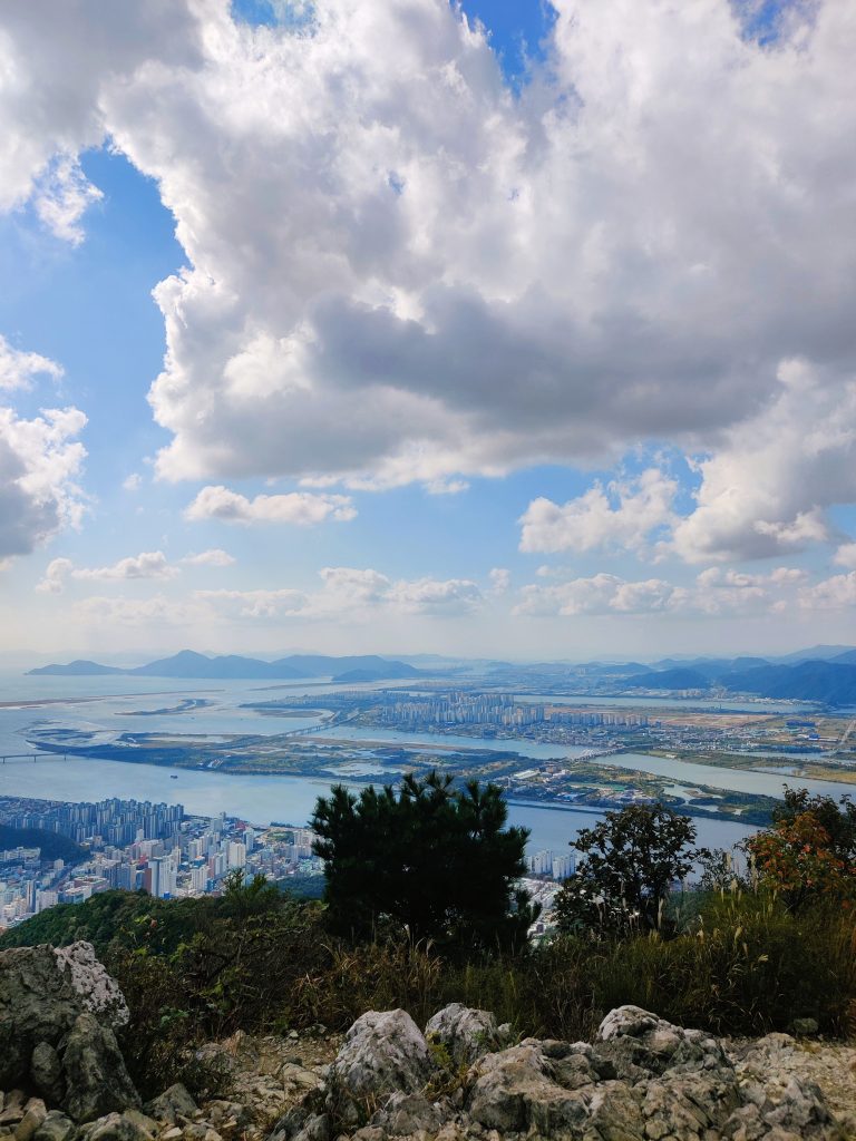 View over the Nakdong river - Seunghaksan hike