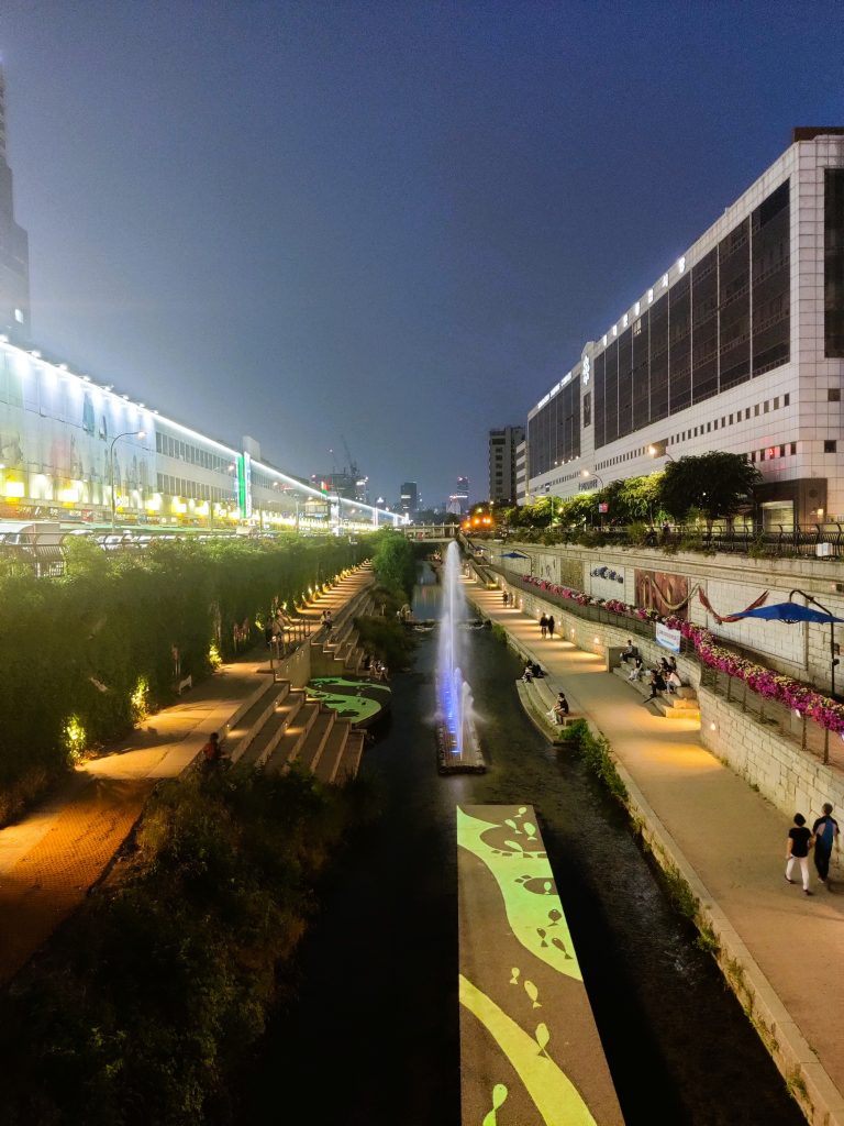 Cheonggyecheon by night