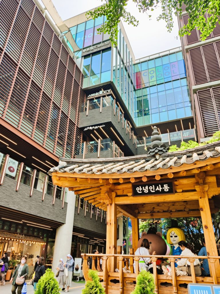 Insa-dong shopping in Seoul